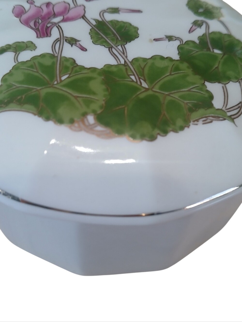 Otagiri Vintage Porcelain Trinket Box with Green Floral Leaves and Pink Blooms - Picture 5 of 10